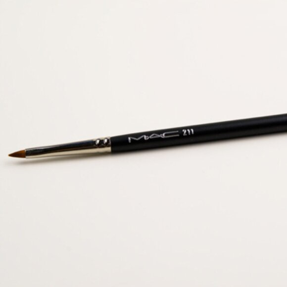 MAC 211 Pointed Eye Liner Brush - precision brush for applying gel liners - Picture 4 of 5